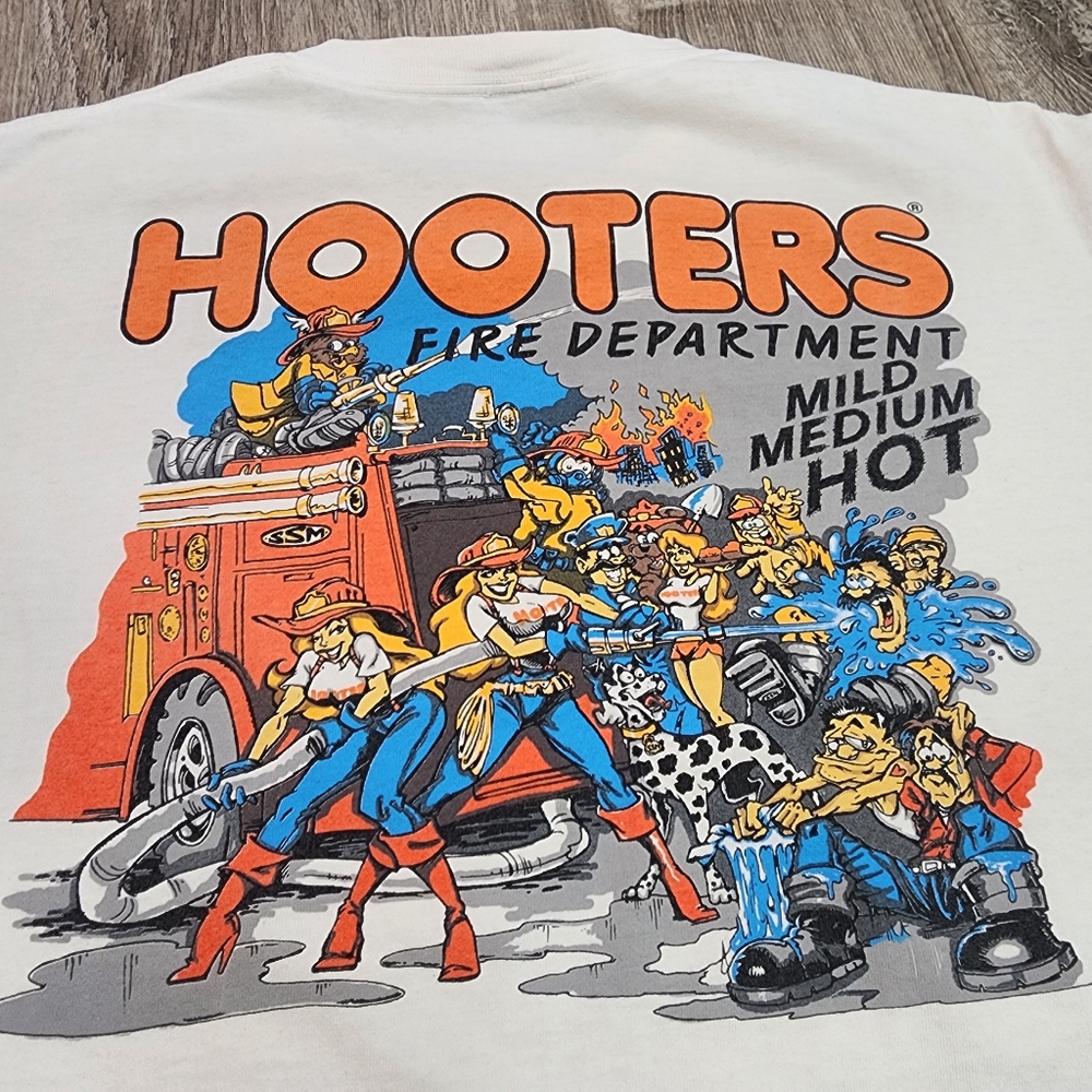 HOOTERS Fire Department Graphic White T Shirt Distressed Men's Large